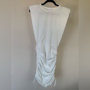 SKYLAR + MADISON WHITE RUCHED SHOULDER PAD MINI DRESS IN SIZE SMALL